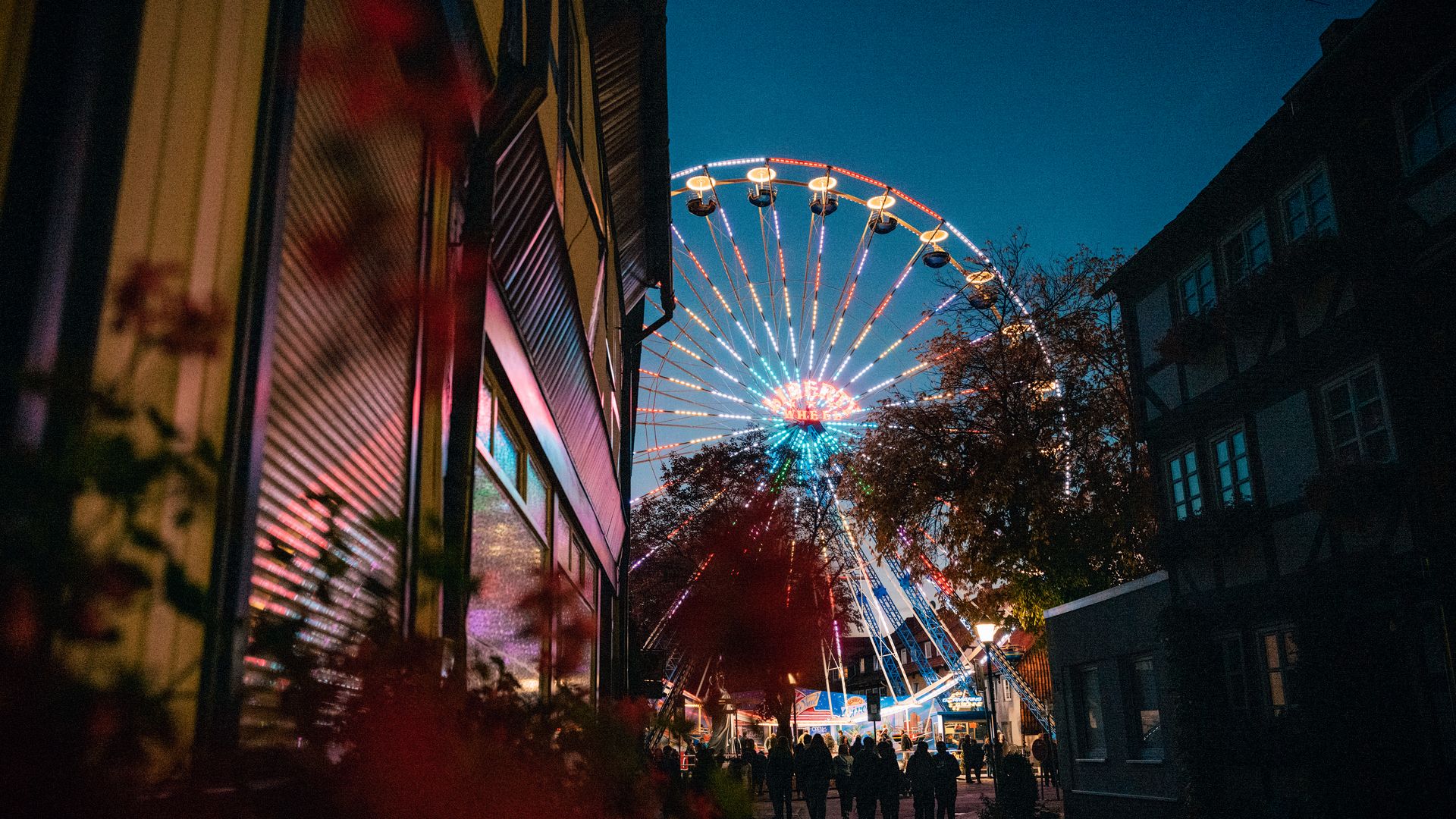 Beleuchtetes Riesenrad in der Einbecker Innenstadt.