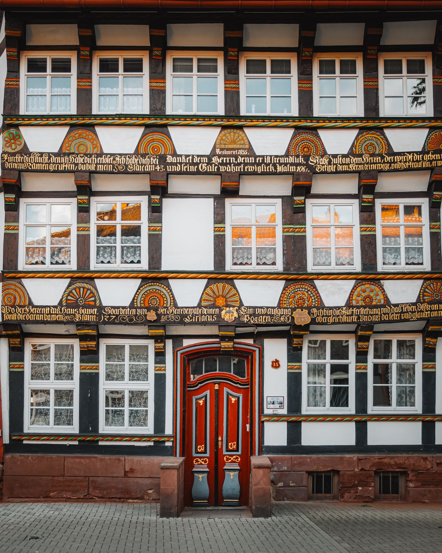 Einbecker Fachwerkhaus mit wunderschönen Verzierungen.