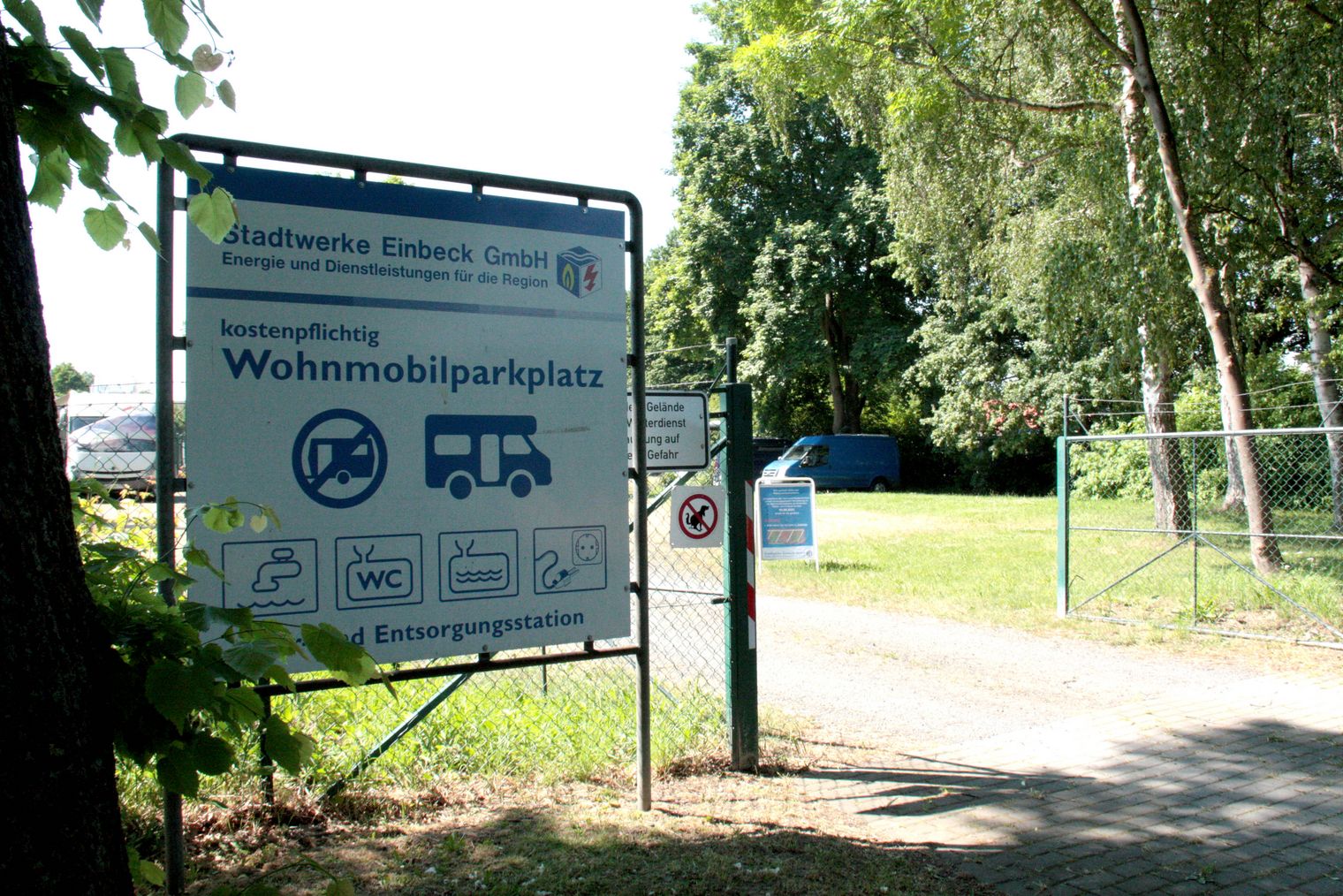 wohnmobilstellplatz-am-hallen-und-freibad-einbeck-schild