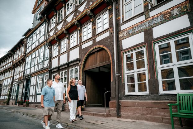 Familie spaziert durch die Tiedexer Straße.