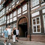 Familie spaziert durch die Tiedexer Straße.