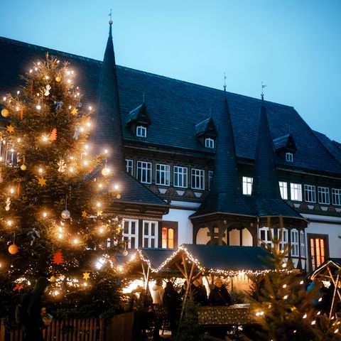 Einbecker Weihnachtsdorf mit dem Alten Rathaus als Kulisse.