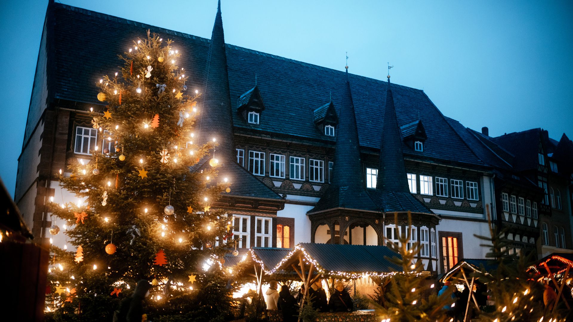 Einbecker Weihnachtsdorf mit dem Alten Rathaus als Kulisse.