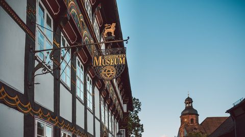 Nasenschild an der Fassade des Museums in Einbeck