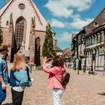 Eine Stadtführerin mit Gästen auf dem Einbecker Marktplatz.