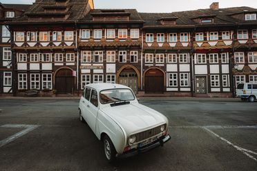 Ein Oldtimer der Oldtimerrallye 2024 steht vor der Fachwerkzeile in der Tiedexer Straße.