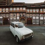 Ein Oldtimer der Oldtimerrallye 2024 steht vor der Fachwerkzeile in der Tiedexer Straße.