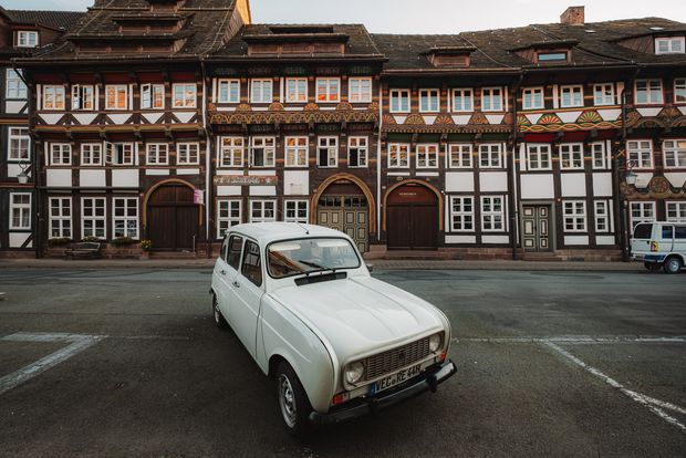 Ein Oldtimer der Oldtimerrallye 2024 steht vor der Fachwerkzeile in der Tiedexer Straße.