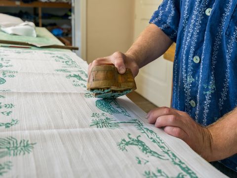 einbeker-blaudruck-aufsetzen-eines-models-auf-stoff