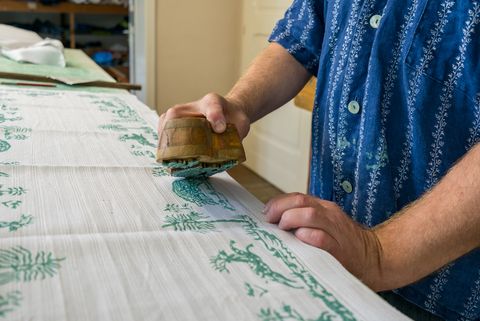 einbeker-blaudruck-aufsetzen-eines-models-auf-stoff