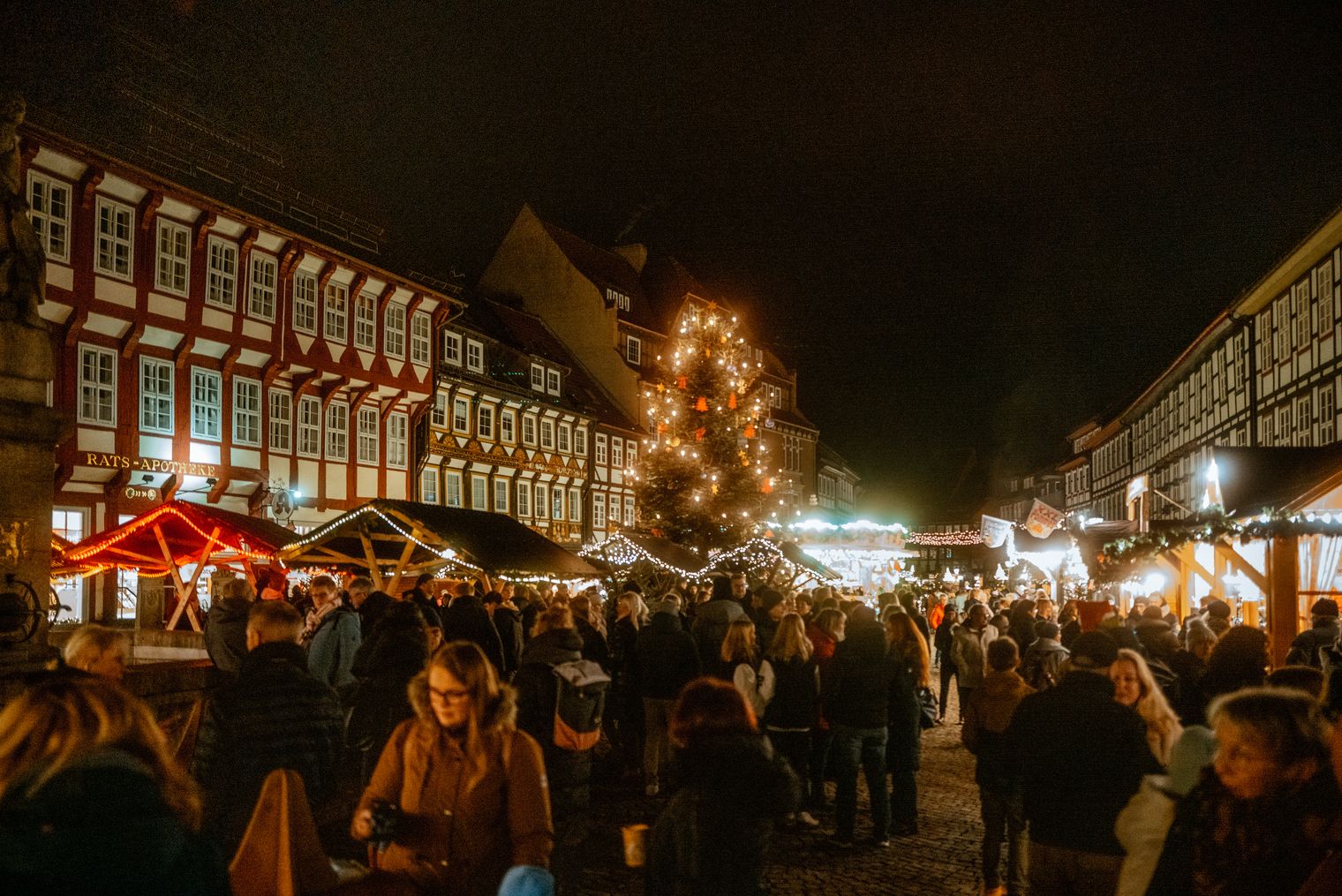 Weihnachtsdorf bei Nacht Das gut besuchte und beleuchtete Einbecker Weihnachtsdorf bei Nacht.