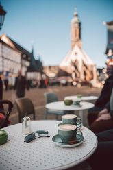 Außenbereich der Einbecker Kaffeerösterei, direkt auf dem Einbecker Marktplatz.