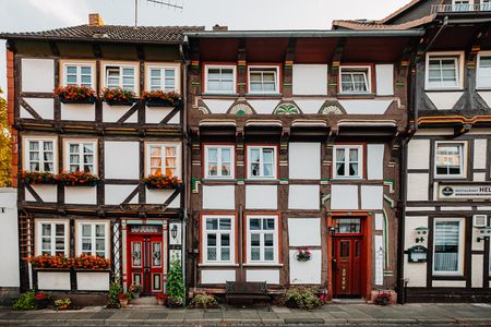 Fachwerkhäuser in der Einbecker Innenstadt, geschmückt mit Blumen.