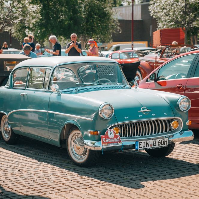 Blauer Oldtimer der Oldtimerrallye 2024 vor dem PS.SPEICHER in Einbeck.