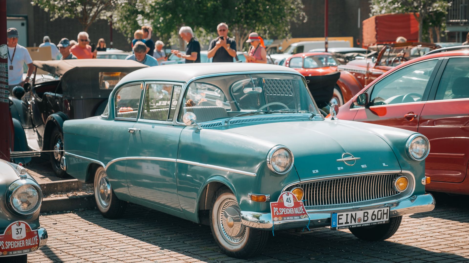 Blauer Oldtimer der Oldtimerrallye 2024 vor dem PS.SPEICHER in Einbeck.
