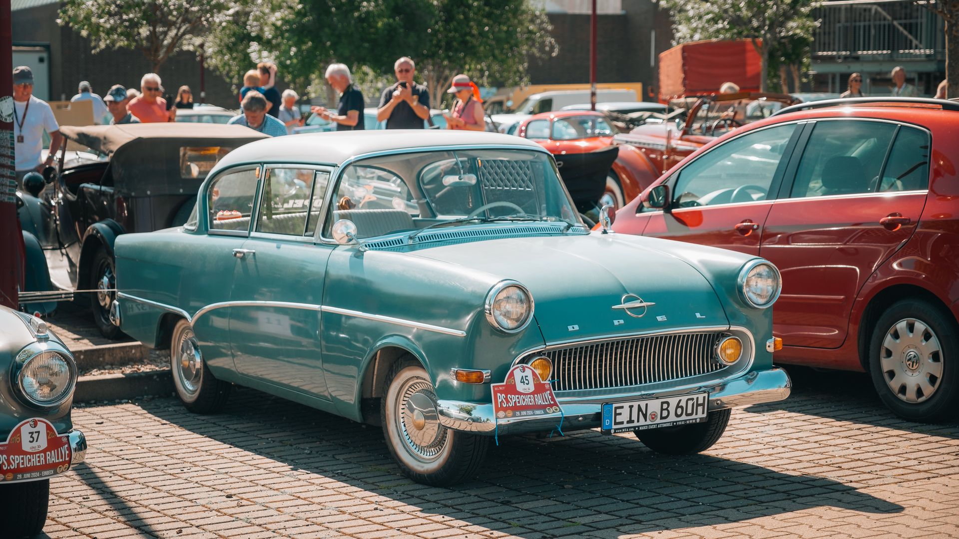 Blauer Oldtimer der Oldtimerrallye 2024 vor dem PS.SPEICHER in Einbeck.