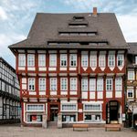 Die Rats-Apotheke mit den markanten ochsenblutroten Balken auf dem Einbecker Marktplatz.