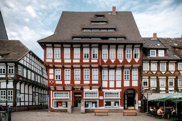 Die Rats-Apotheke mit den markanten ochsenblutroten Balken auf dem Einbecker Marktplatz.