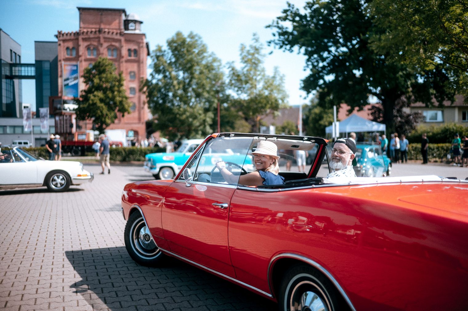 Roter Oldtimer beim Start der PS.Rallye 2023