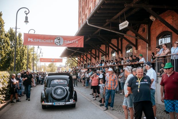 Viel Publikum und eine schwarzer Oldtimer.