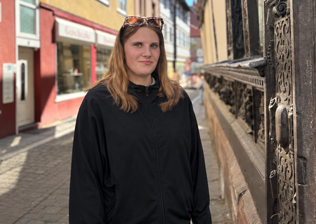 Porträt von Nike Kistner vor historischem Fachwerk in Einbeck.