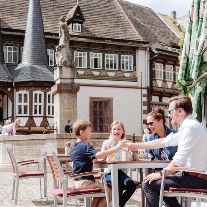 Eine Familie sitzt im Außenbereich des Restaurants Brodhaus auf dem Marktplatz.