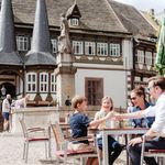 Eine Familie sitzt im Außenbereich des Restaurants Brodhaus auf dem Marktplatz.