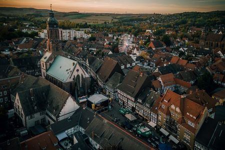 Einbecker Innenstadt mit Marktplatz und Kirche beim Eulenfest aus der Vogelperspektive.