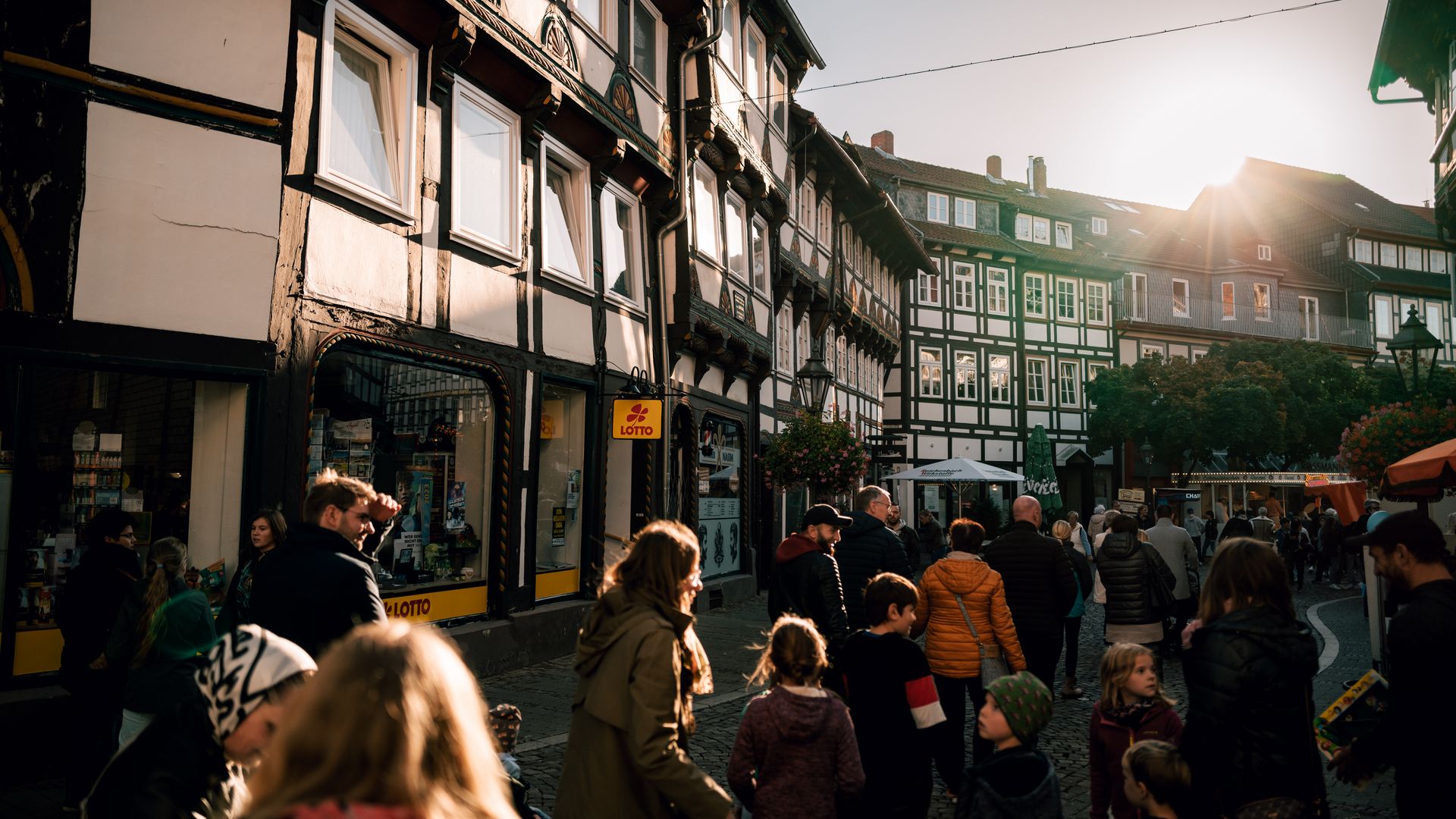 Menschen auf dem Einbecker Eulenfest bei strahlendem Sonnenschein.