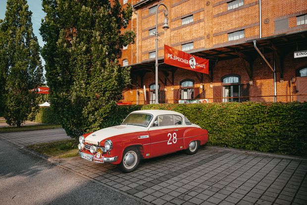 Roter Oldtimer der Oldtimerrallye 2024 vor dem sonnigen PS.SPEICHER