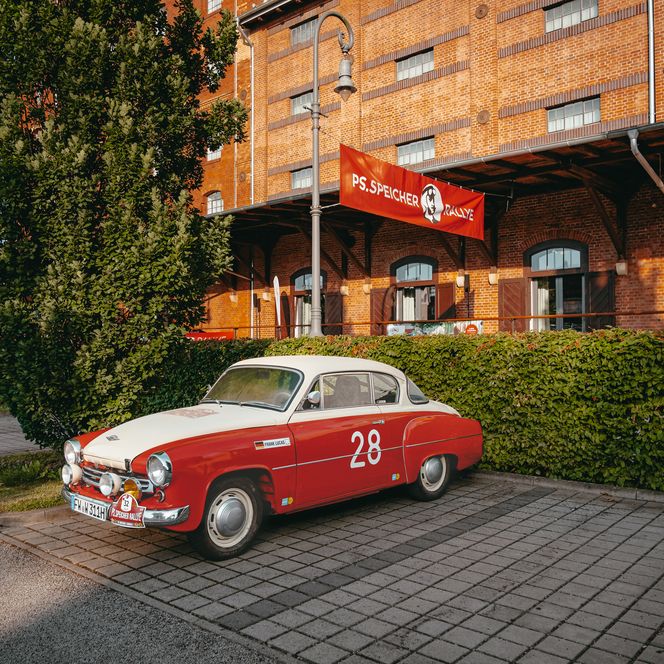 Roter Oldtimer der Oldtimerrallye 2024 vor dem sonnigen PS.SPEICHER