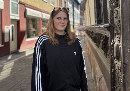 Nike Kistner in einer schwarzen Sportjacke in einer historischen Altstadtgasse.