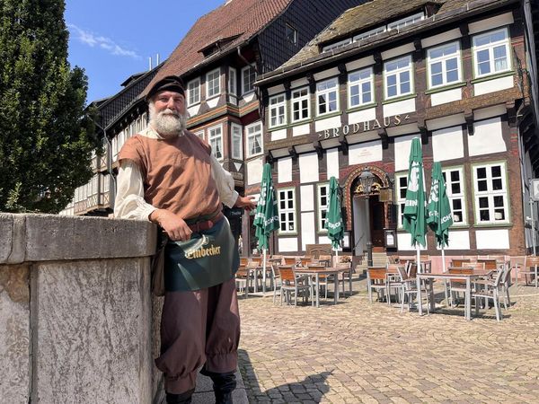 Historisch gekleideter Braumeister am Brunnen vor dem Fachwerkhaus Brodhaus in Einbeck.
