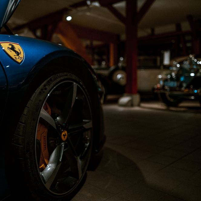 Nahaufnahme des Reifen eines blauen Ferrari in der Schatzkammer des PS.SPEICHER.