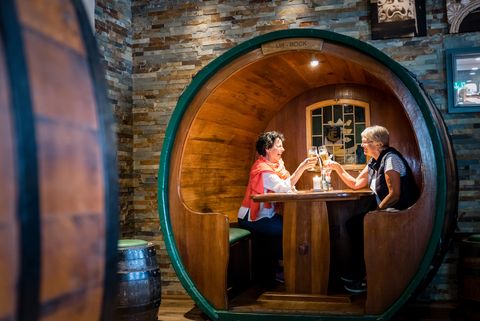 Zwei Personen genießen ihr Einbecker Bier im Fassraum des Restaurants "Brodhaus".