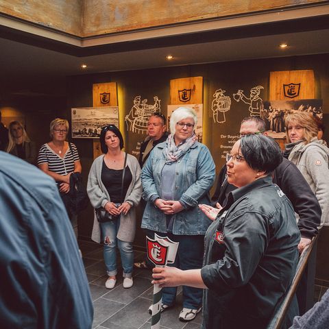 Viele Menschen bei einer geführten Führung durch die Einbecker Braurei.