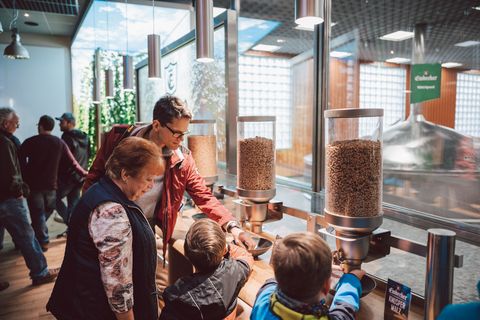 Probieren geht über Studieren – Probierstation bei der Brauereibesichtigung.