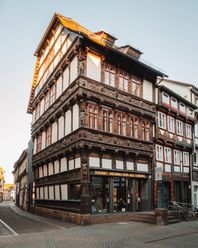 Fachwerkjuwel Eickesches Haus in der Fußgängerzone bei blauem Himmel und Sonnenschein.