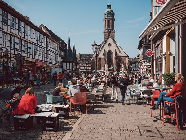Einbecker Marktplatz mit vielen Menschen bei sonnigem Wetter.