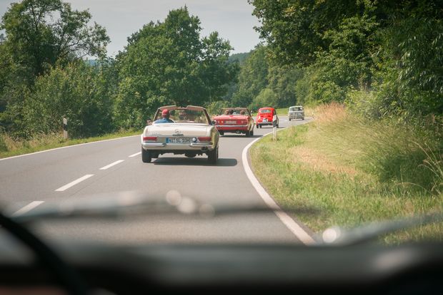 Oldtimer während der Fahrt bei der Oldtimerrallye 2024.