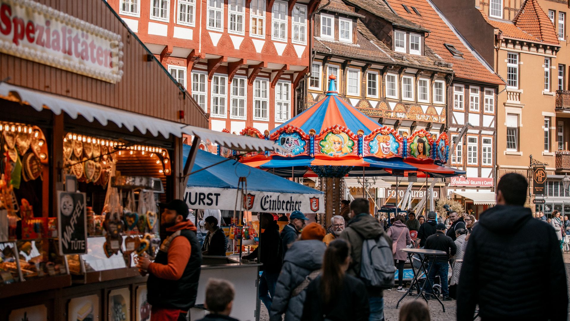 Viele Menschen erfreuen sich am Frühjahrsmarkt.