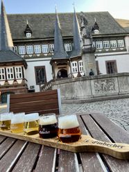 Bierprobe im Brodhaus Einbeck mit Sicht auf das Alte Rathaus