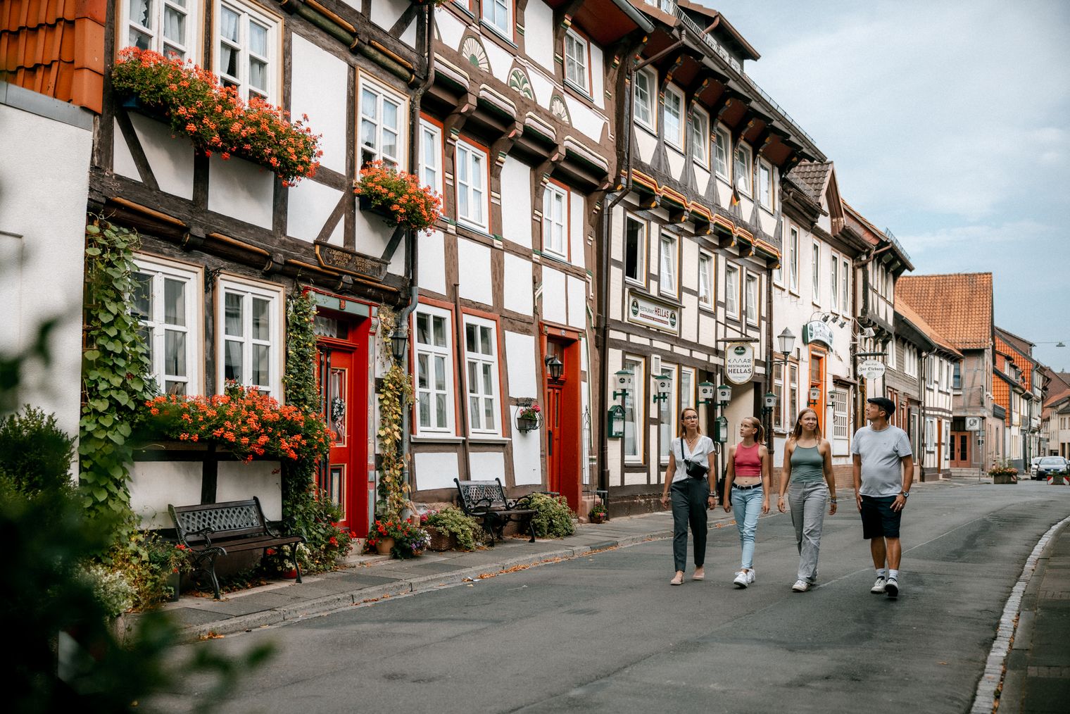 Familie geht durch eine kleine Gasse mit Fachwerkhäusern.