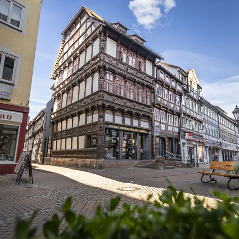 Fachwerkhaus in der Innenstadt Einbecks mit vielen Schnitzereien und Details.