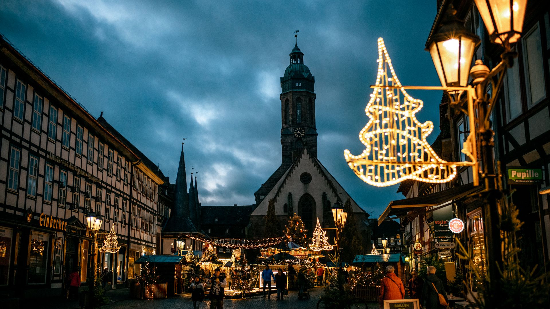 Aufnahme vom weihnachtlich geschmückten Marktplatz in Einbeck
