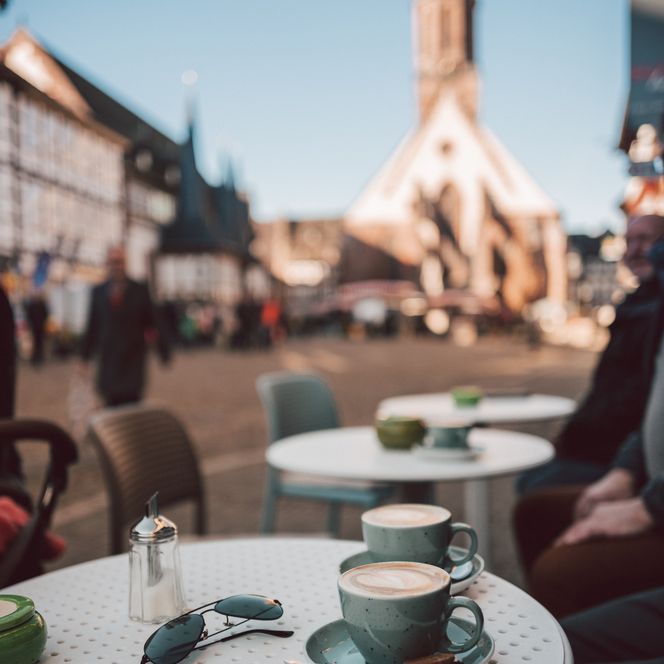 Außenbereich der Einbecker Kaffeerösterei, direkt auf dem Einbecker Marktplatz.