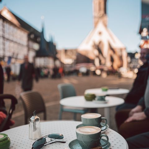 Außenbereich der Einbecker Kaffeerösterei, direkt auf dem Einbecker Marktplatz.