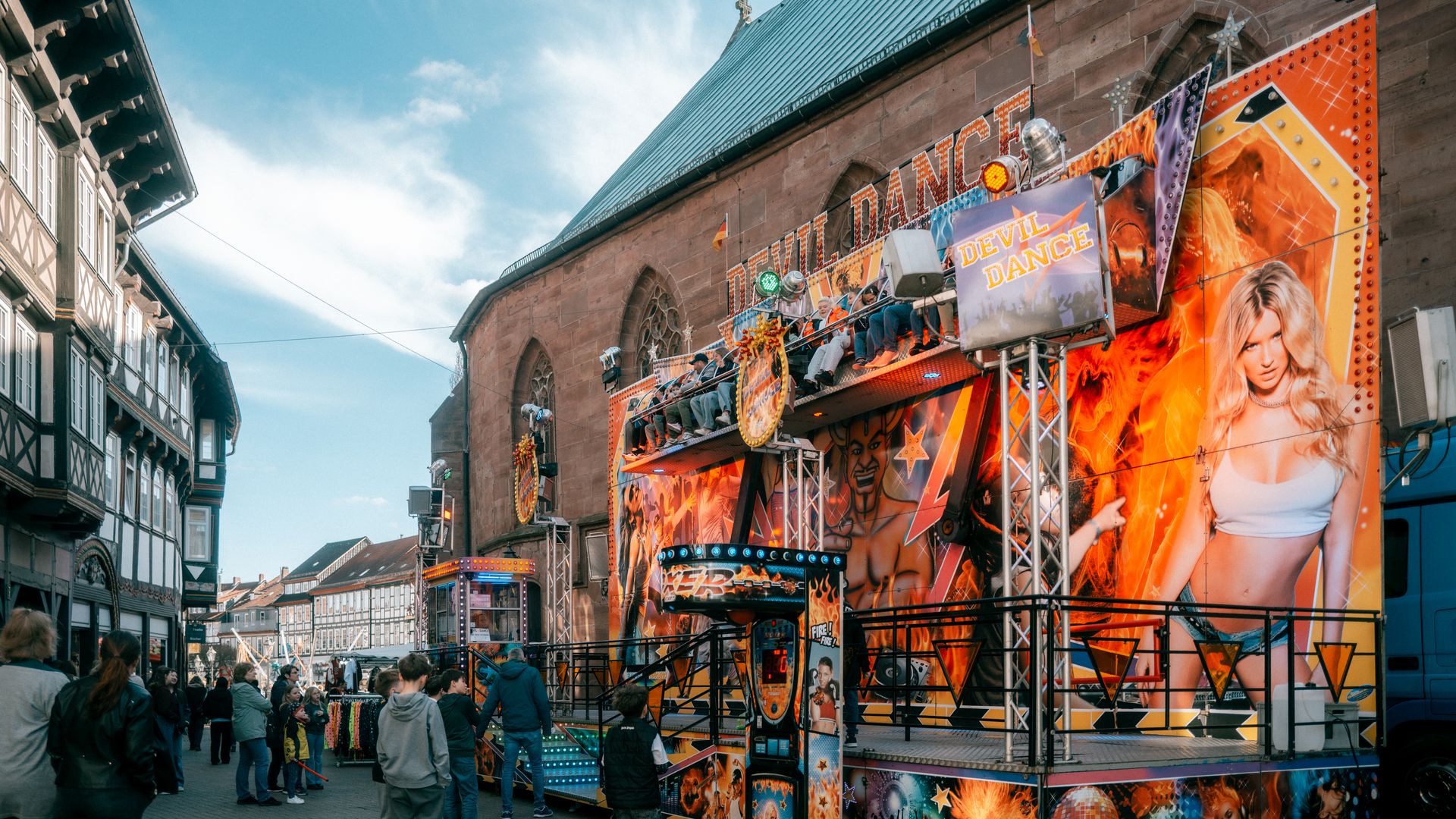 Fahrgeschäft Devil Dance auf dem Frühjahrsmarkt in der Einbecker Altstadt mit Besuchenden.