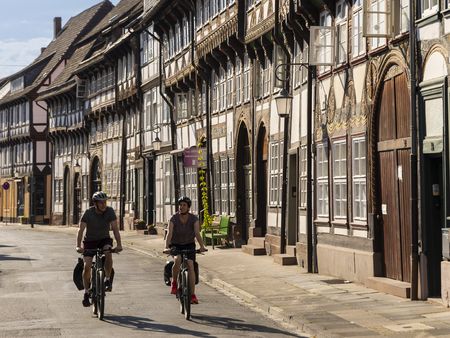 Zwei Personen auf dem Fahrrad radeln durch die Einbecker Altstadt.