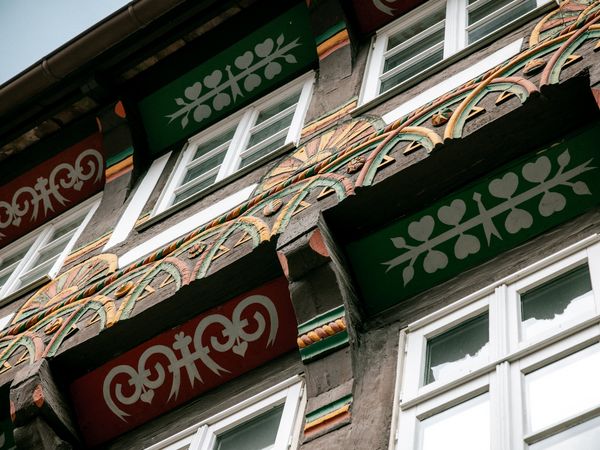 Nahaufnahme von Fachwerkschnitzereien in der Einbecker Altstadt